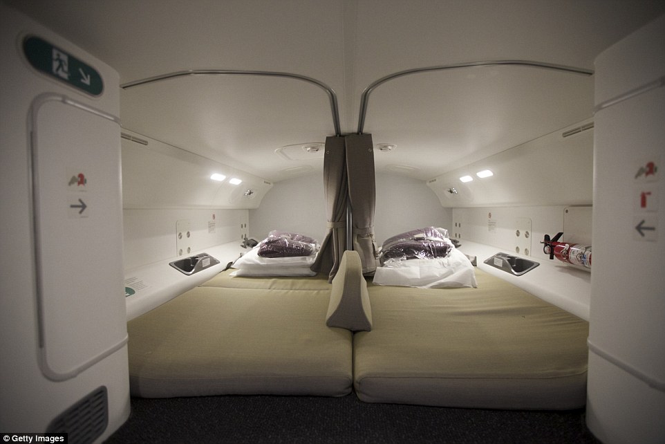 Bố trí nội thất bên trong tùy thuộc vào từng loại máy bay song thông thường các phòng ngủ nép sau buồng lái.