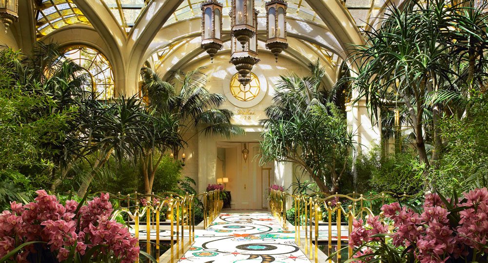 Khi bước vào khách sạn Wynn ở Las Vegas, du khách sẽ ngỡ như mình đang lạc trong một khu vườn thượng uyển của lâu đài nào đó với những quả cầu hoa đủ màu sắc được treo lủng lẳng trên trần.