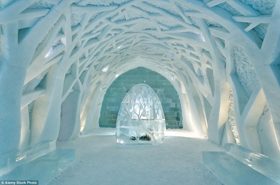 Mỗi năm, khách sạn băng tuyết ở Jukkasjärvi, Thụy Điển lại được xây dựng lại với một thiết kế hoàn toàn mới. Trong ảnh là sảnh khách sạn vào năm 2012 lấy nguồn cảm hứng từ rừng rậm nhiệt đới.