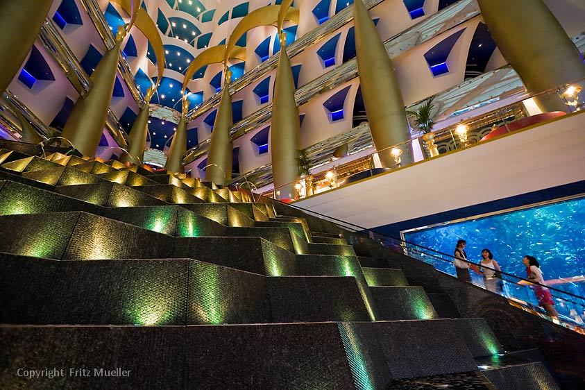 Sảnh khách sạn Jumeirah's Burj Al Arab ở Dubai – được trang trí bởi vàng lá và một đài phun nước khổng lồ.