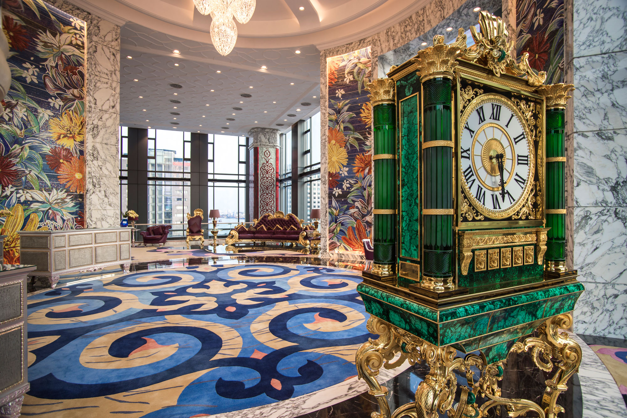 The Reverie Saigon là khách sạn sang trọng, cao cấp bậc nhất tại TP Hồ Chí Minh. Sảnh chờ khách sạn được thiết kế sang trọng theo phong cách cổ điển Châu Âu, cùng với bar sành điệu tuyệt đỉnh, các nhà hàng đẳng cấp phong cách phương Tây và Đông Dương, spa thượng hạng và hạ tầng đạt chuẩn cao cấp quốc tế, khách sạn là điểm đến khao khát của khách du lịch trong và quốc tế. 
