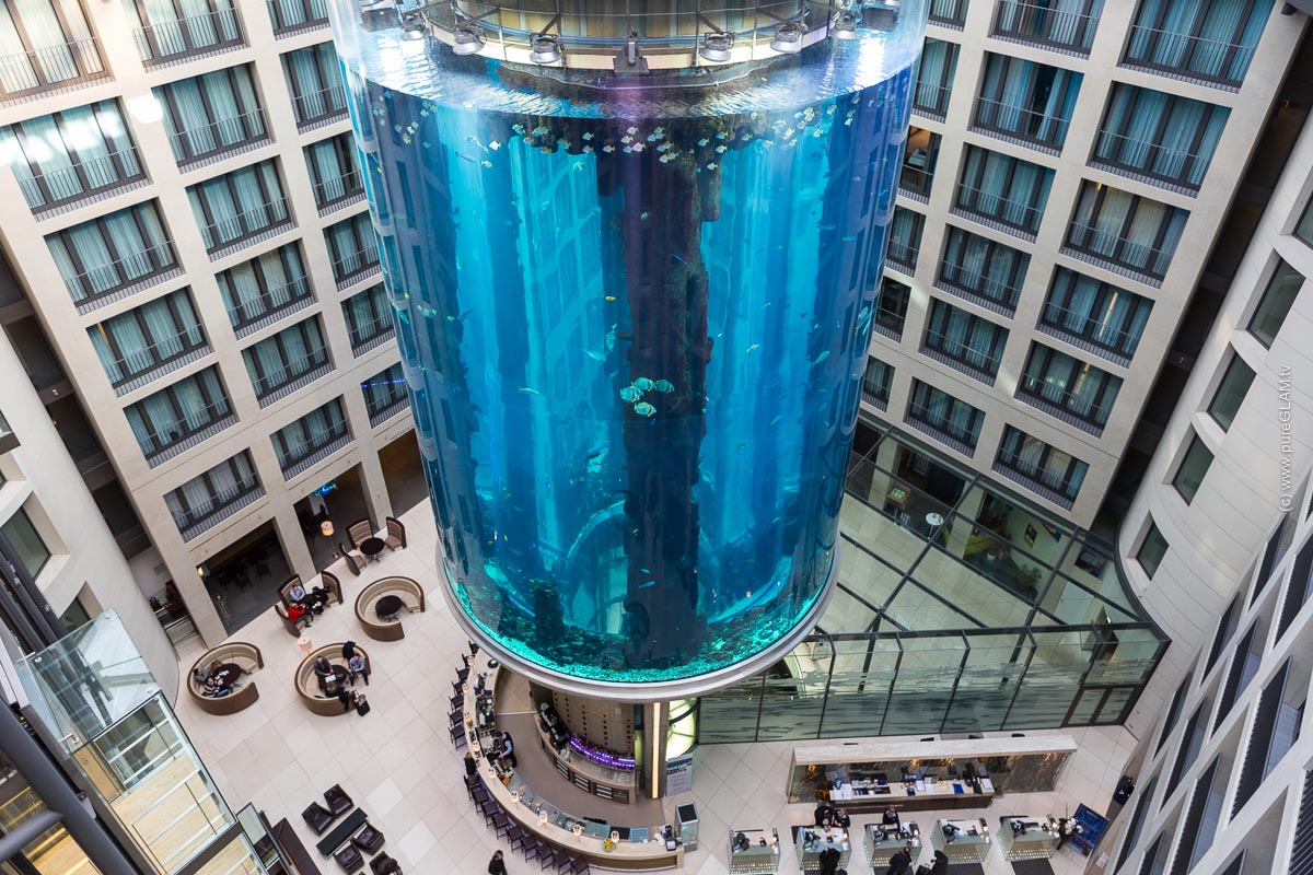 Bể nước ngay giữa sảnh khách sạn Radisson Blu ở Berlin được cho là bể hình trụ lớn nhất thế giới với thể tích lên đến 1 triệu lít nước