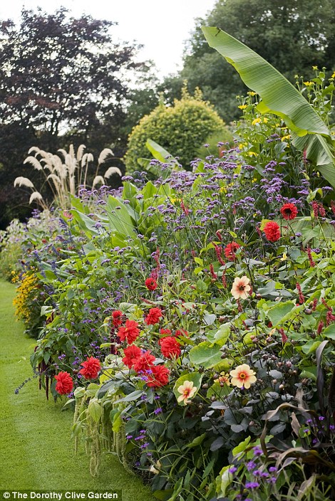 Colonel Harry Clive, chồng của Dorothy Clive đã cất công xây khu vườn để dành tặng vợ. Ông cũng tiếp tục chăm sóc nó khi vợ mất.