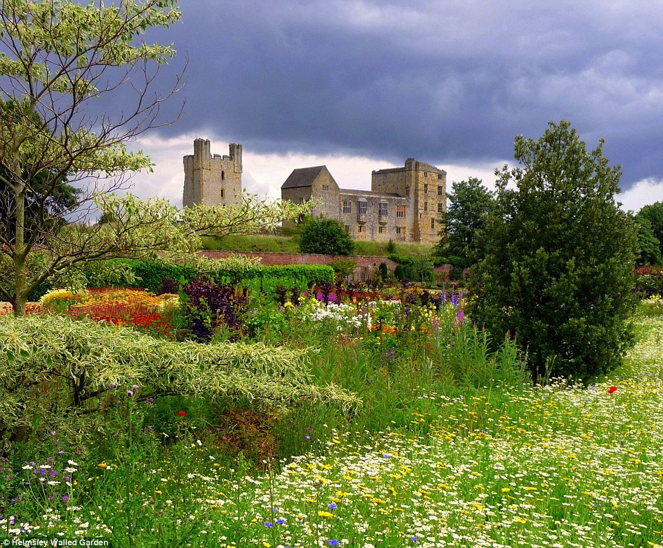 Helmsley Walled Garden được hình thành vào năm 1759, nằm giữa Duncombe Park và lâu đài Helm Helmsley ở Yorkshire.