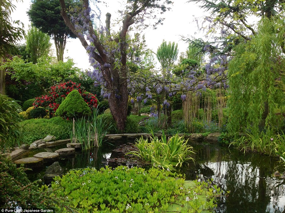 Bên trong khu vườn, du khách sẽ có thể chiêm ngưỡng nhiều cảnh thú vị như ao hoa súng được bao quanh bởi các loại cây khác nhau và một cây liễu lớn.