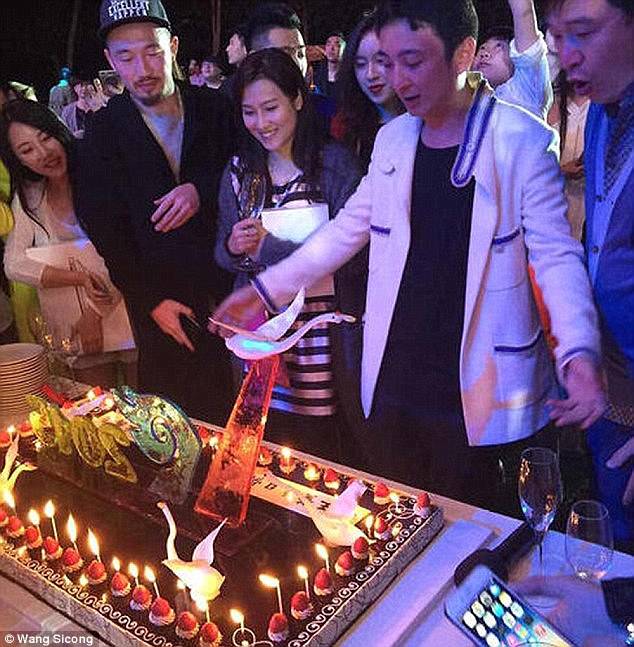 Vương Tư Thông, con trai của một trong những người giàu nhất Trung Quốc, còn thuê cả nhóm nhạc đình đám Hàn Quốc T-ara biểu diễn ở buổi tiệc sinh nhật 27 tuổi. Ảnh: Weibo