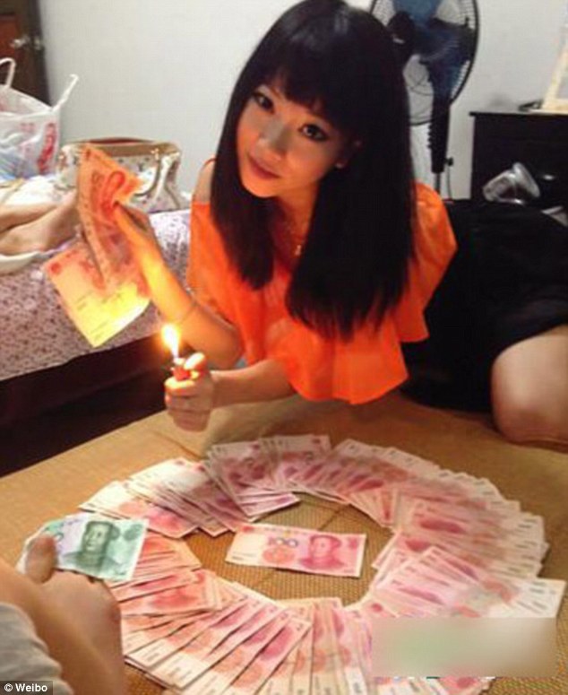 Cô chiêu đốt tiền khoe giàu có gây không ít phẫn nộ cho cộng đồng mạng. Ảnh: Weibo