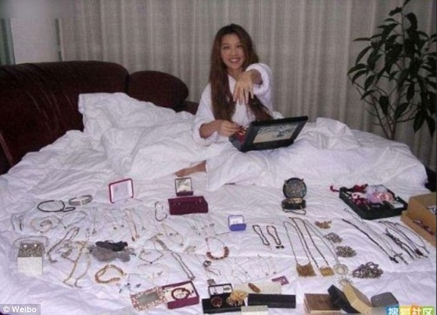 Cô chiêu khoe đống đồ trang sức, phụ kiện trị giá hàng tỷ đô. Ảnh: Weibo