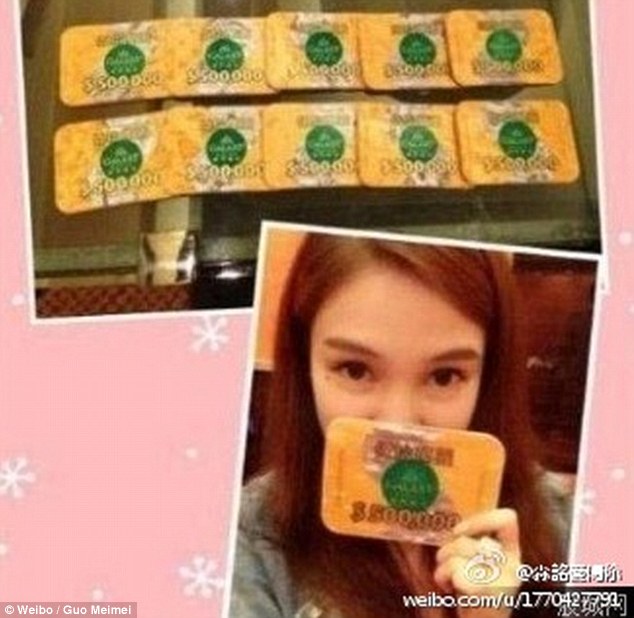 Nữ hoàng của ‘Rich Kids of Instagram’, Guo Meimei, khoe thẻ casino chips lên đến 5 triệu Nhân dân tệ. Ảnh: Weibo