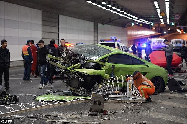Hình ảnh của vụ tai nạn giữa một phú nhị gia 21 tuổi trong chiếc Lamborghini xanh với một phú nhị gia khác trong chiếc Ferrari. Ảnh: Weibo