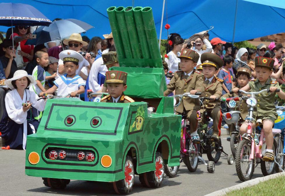 Những đứa trẻ Triều Tiên đang tham gia cuộc cuộc diễu hành giả tại khu vui chơi trung tâm Bình Nhưỡng.