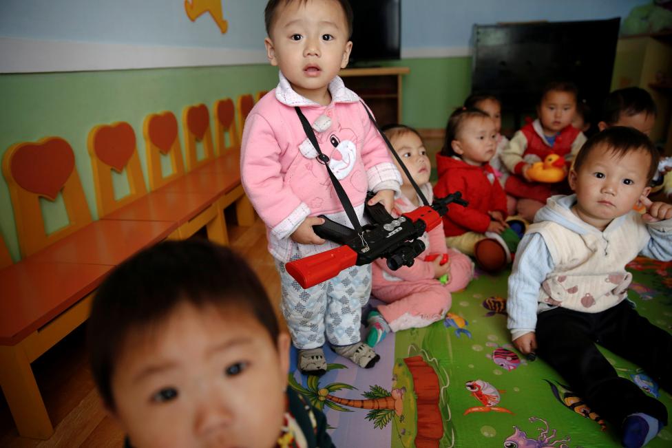 Những đứa trẻ mẫu giáo đang chơi đồ hàng tại nhà trẻ của hợp tác xã Jangchon