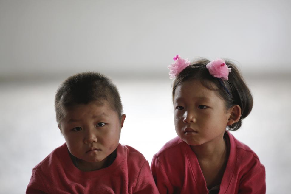 Hai đứa bé mồ côi tại tỉnh phía Bắc Hwanghae - Triều Tiên