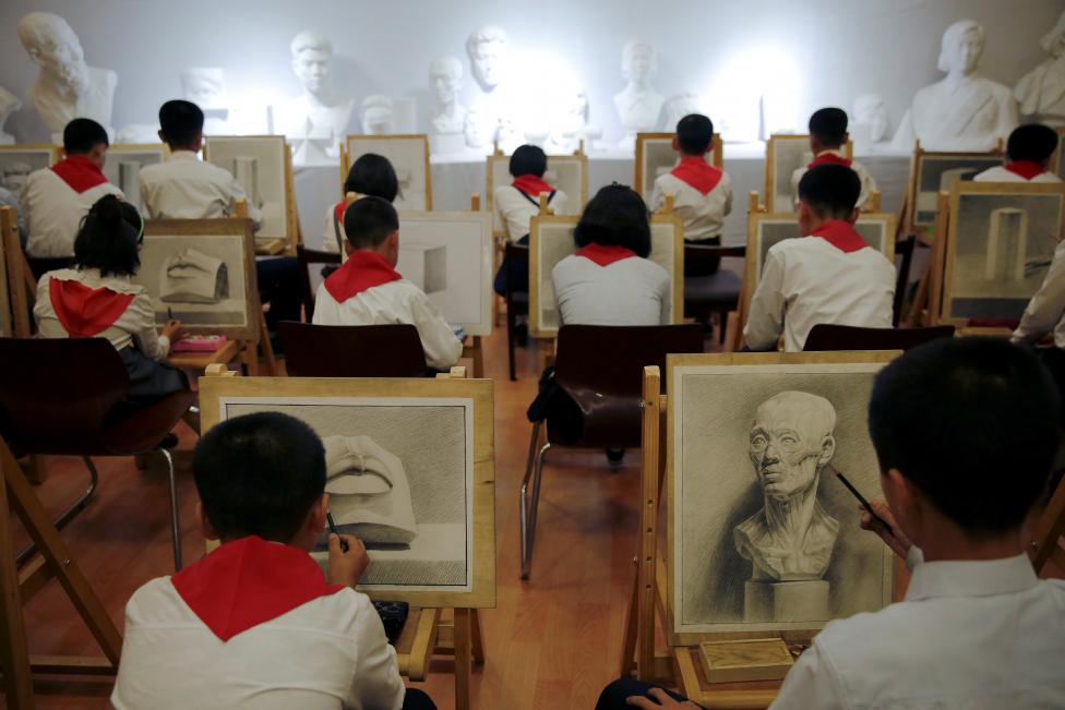Các học sinh Triều Tiên trong một lớp học vẽ tại cung thiếu nhi Mangyongdae.