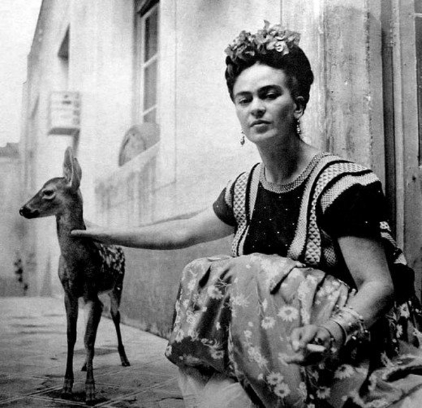 Nữ họa sĩ và chú nai Granizo. Cô và chồng mình là Diego Rivera sở hữu một gánh xiếc thú gồm khỉ, chó và những chú chim lạ.