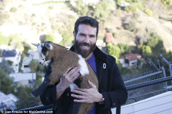 'Vua Instagram' Dan Bilzerian có phần nhẹ nhàng hơn khi nuôi một chú dê đáng yêu tên Zeus.