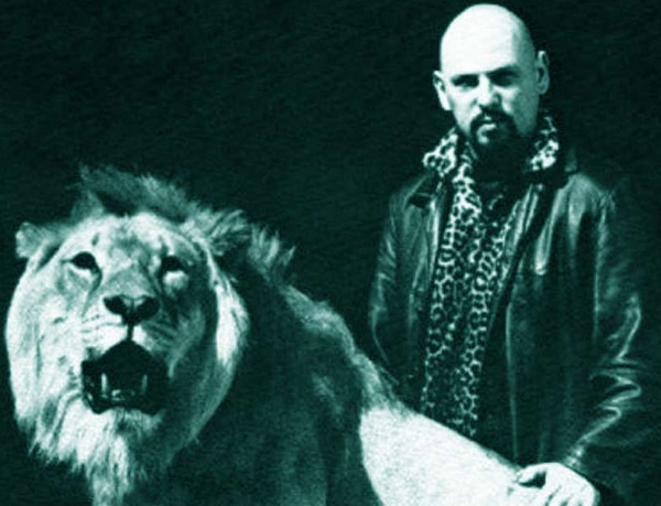 Nhà văn người Mỹ Anton LaVey 'chơi trội' khi nhận nuôi một chú sư tử tên Togare. Ông là người sáng lập, lãnh đạo của Giáo hội Satan. Ông đã lạc Togare khi đi mua sắm và chú sư tử đã đi sang tận San Francisco.