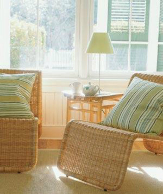 Sử dụng những chiếc ghế đan rẻ tiền thay vì những chiếc ghế gỗ lim, ghế sofa đắt đỏ mà vẫn tạo được không gian sáng sủa cho căn phòng. Hơn nữa bạn có thể dễ dàng di chuyển tới bất cứ đâu mình muốn, kể cả ngoài trời. 