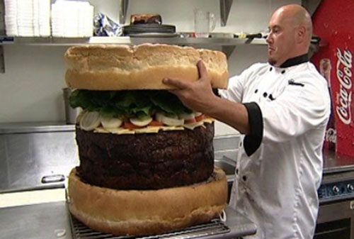 Bánh Hambergur lớn nhất thế giới: Chủ nhân làm ra chiếc bánh hamburger lớn nhất thế giới là Steve Mallie, người Mỹ. Chiếc bánh có khối lượng 84 kg và được bán với giá 499 USD tại nhà hàng Sports Grill and Bar. Để làm chiếc bánh này, anh Mallie tốn 15 tiếng đồng hồ để nướng rồi sau đấy là quết bơ, xếp rau, cà chua, thịt.