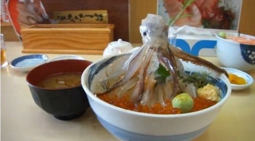 Mì mực sống (Nhật Bản): Odori-don của Nhật Bản có lẽ được xếp vào hàng những món ăn kinh dị nhất thế giới bởi nó này ''sở hữu'' một con mực sống vẫn còn đang ngoe nguẩy, nhất là khi thực khách đổ nước tương lên.