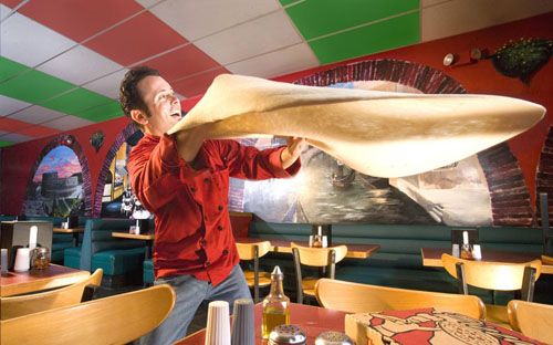 Bánh pizza lớn nhất, làm trong thời gian nhanh nhất: Đầu bếp Tony Gemignani đến từ Mỹ đã lập kỷ lục khi sử dụng 500 g bột và chỉ mất 2 phút để tạo ra chiếc đế bánh Pizza có đường kính 84,33 cm tại một trung tâm thương mại ở Minneapolis, Minnesota, Mỹ ngày 20/4/2006.