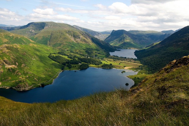 Hồ District: Nằm ở phía Tây Bắc nước Anh, hồ District là vườn quốc gia lớn nhất đất nước với tổ hợp nhiều hồ, đồi núi tạo thành phong cảnh thiên nhiên nguy nga, hùng vĩ. Đây là điểm đến quen thuộc của những người yêu thích leo núi địa hình tại Anh với hơn 14 triệu lượt khách tìm đến mỗi năm.