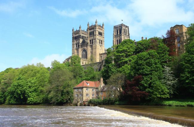 Nhà thờ lớn Durham: Nhà thờ này nằn ở phía Tây Bắc nước Anh, được biết đến như một trong những nhà thờ cổ đẹp nhất châu Âu. Được khởi công xây dựng từ năm 1093 và trải qua nhiều lần tu sửa, tôn tạo, Durham là một trong những địa điểm tham quan nổi tiếng nhất Anh quốc. Năm 2001 kênh truyền hình BBC từng bình chọn Durham là tòa nhà được yêu thích nhất nước Anh.