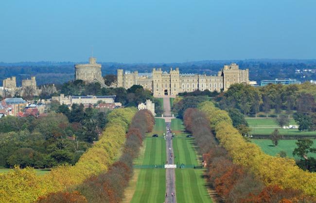Lâu đài Winsor: Cách London chừng một tiếng lái xe về phía Tây, lâu đài Winsor được mệnh danh là một trong những lâu đài cổ nhất thế giới. Nữ hoàng Elizabeth II thường dành ra vài tuần để sinh sống, nghỉ ngơi tại đây hàng năm. Phần lớn khu vực trong lâu đài mở cửa cho phép khách du lịch tham quan, bao gồm Nhà thờ nhỏ St Georges và tòa nhà làm Liên bang.