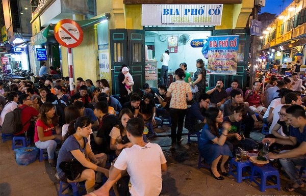 Phố bia hơi Tạ Hiện: Là một trong những con phố cổ Hà Nội, Tạ Hiện lúc nào cũng đông đúc nhộn nhịp với những quán bia cỏ phục vụ những khách Tây muốn ￿￿m hiểu thêm về ẩm thực của Việt Nam.Bên cạnh đó Tạ Hiện cũng là nơi tụ tập của các bạn trẻ Hà Thành.