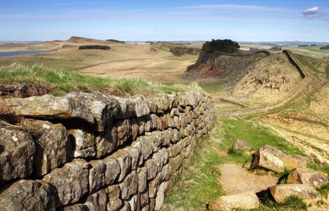 Bức tường Hadrian: Thành Hadrian được người Roma xây dựng để bảo vệ thuộc địa Anh quốc bấy giờ khỏi các bộ tộc Scotland. Tòa thành ngày nay trở thành di tích lịch sử, trải dài 117 km, cắt ngang miền Bắc nước Anh từ biển Irish cho tới biển Bắc. Dọc theo thành Hadrian là biên giới quốc gia kéo dài từ Wallsend đến Bowness-on-Solway.