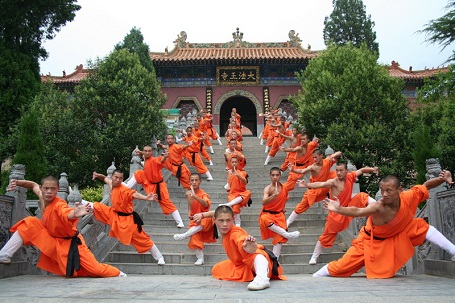 Nhiều người phản đối việc võ sư Thiếu Lâm Tự tham gia huấn luyện các cô gái trẻ đẹp.