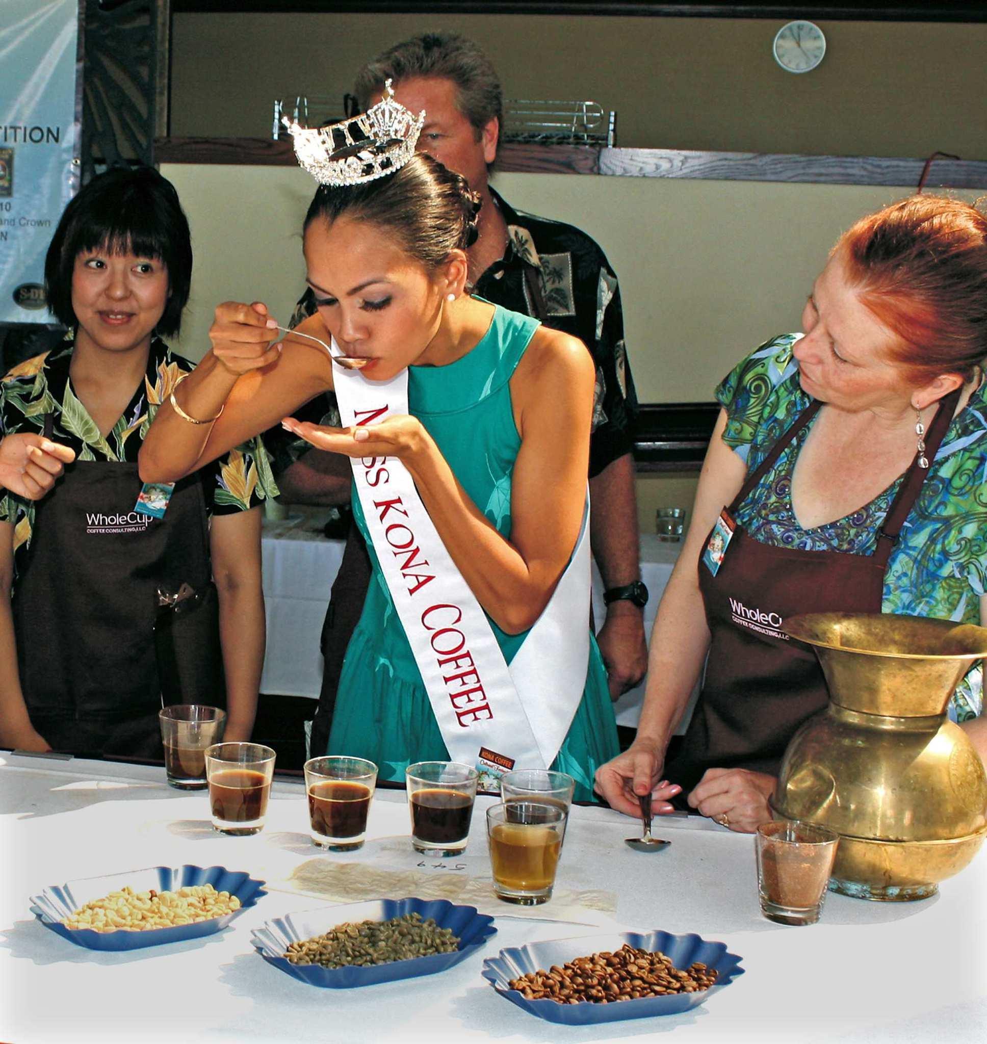 Lễ hội văn hóa cà phê Kona (Hawaii): Bạn có thể nếm thử cà phê Kona trong chuỗi các cửa hàng Starbucks, tuy nhiên hãy luôn rằng cà phê Kona ngay chính tại quê hương của nó – hòn đảo Hawaii xinh đẹp mới thực sự cho bạn cảm giác như trên thiên đường. Lễ hội văn hóa cà phê Kona không chỉ đơn thuần giới thiệu các loại cà phê Kona nổi tiếng khắp năm châu và còn tổ chức các hoạt động đa dạng khác như nếm thử cà phê, diễu hành, thi pha cà phê hay trình diễn người đẹp.