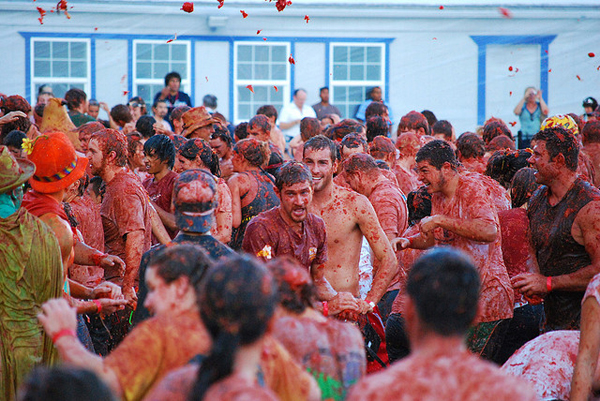 Lễ hội cà chua La Tomatina (Bunol, Tây Ban Nha): Lễ hội cà chua La Tomatina được tổ chức vào ngày thứ Tư cuối cùng trong tháng 8 tại thị trấn Bunol, Valencia, Tây Ban Nha. ''Cuộc chiến ném cà chua'' thu hút hàng chục nghìn người trên khắp thế giới đổ về, với hơn một trăm tấn cà chua chin mọng được tung ném trên khắp các đường phố. Lễ hội không khác gì một trò chơi dành cho tất cả mọi người.   gười ta treo một miếng thịt đùi nướng lên chiếc cột cao đã được bôi mỡ trơn. Khi có người leo tới đỉnh cột và mang miếng thịt đùi xuống cũng là lúc mọi người nghe thấy tiếng khẩu thần công vang lên và cuộc chiến ném cà chua bắt đầu từ đây. Không chỉ nổi tiếng ở xứ sở bò tót, mà lễ hội ném cà chua còn là lễ hội mà du khách khắp năm châu đều mong muốn được trải nghiệm.