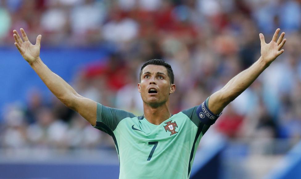 Phản ứng của Cristiano Ronaldo (Bồ Đào Nha) trong trận đấu với Hungary.
