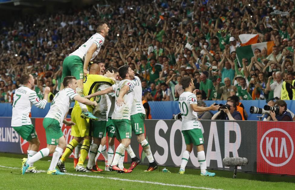 Các cầu thủ Cộng Hòa Ireland ăn mừng chiến thắng vào cuối trận đấu với Ý.