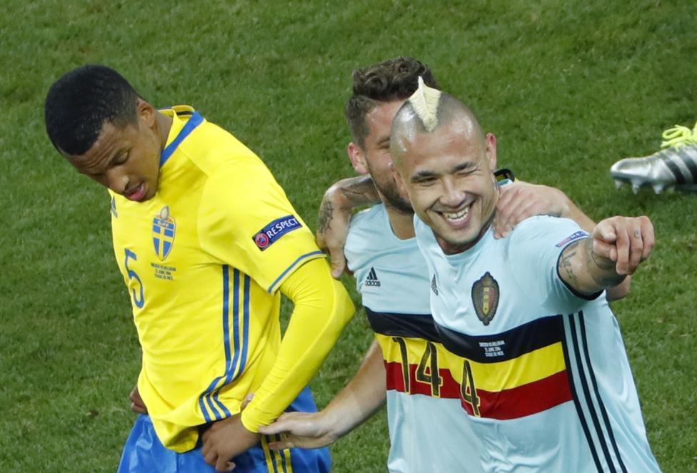 Radja Nainggolan của đội Bỉ vui mừng sau khi ghi bàn vào lưới Thụy Điển.