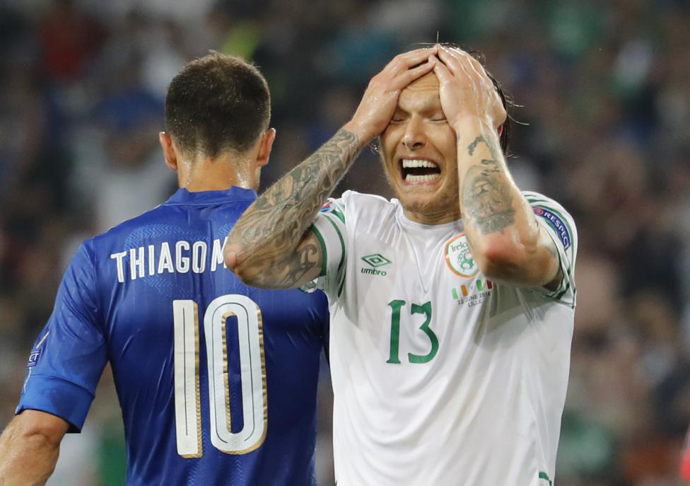 Tiền vệ Jeff Hendrick (Cộng Hòa Ireland) tỏ thái độ tiếc nuối cơ hội bị bỏ lỡ trong trận đấu với Ý.