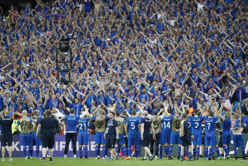 Các cầu thủ và fan đội bóng Iceland ăn mừng chiến thắng sau trận đấu với Áo.