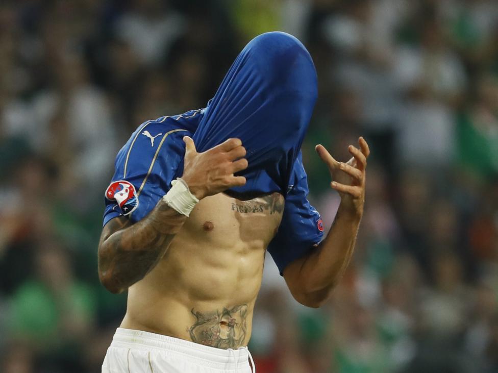 Phản ứng của Simone Zaza (Ý) sau bàn thắng ‘hụt’ trước Cộng Hòa Ireland.
