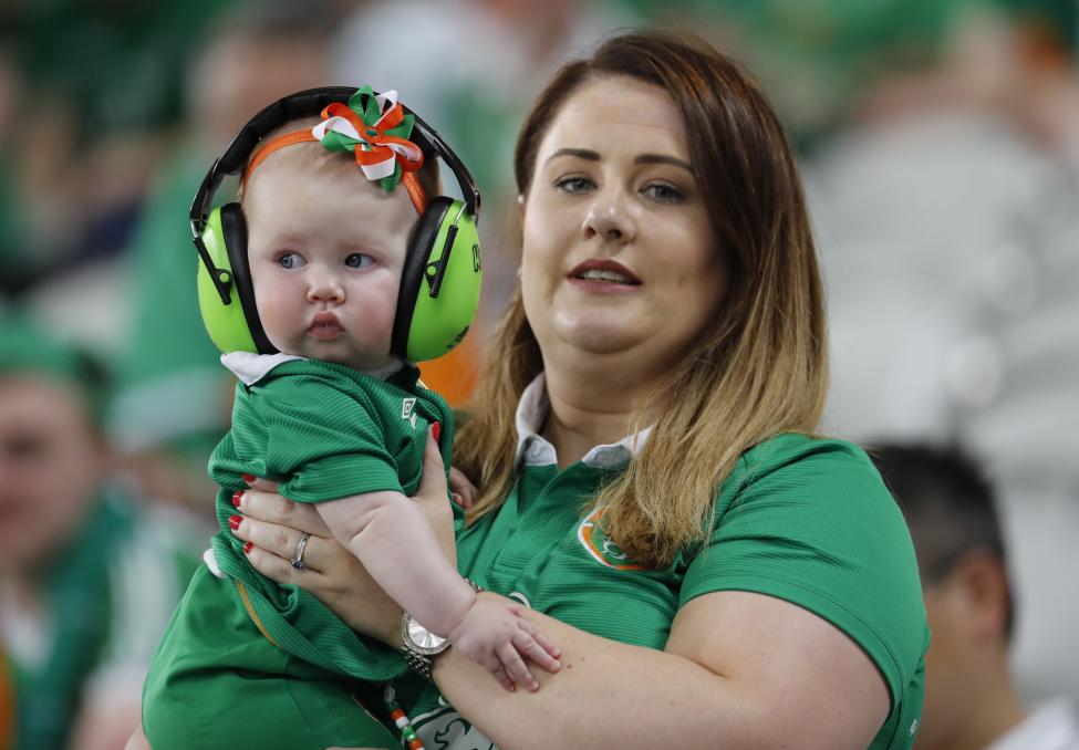 Một phụ nữ Ireland cùng con của cô đang cổ vũ cho đội nhà trước hiệp đấu.