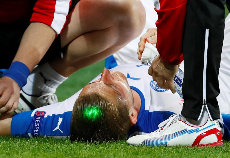 Cầu thủ Slovakia Peter Pekarik nằm điều trị chấn thương trong trận đấu trước Anh.