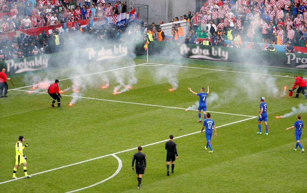 Các cổ động viên ném pháo sáng xuống sân bóng trong cuộc đọ sức giữa Croatia với Cộng Hòa Séc.