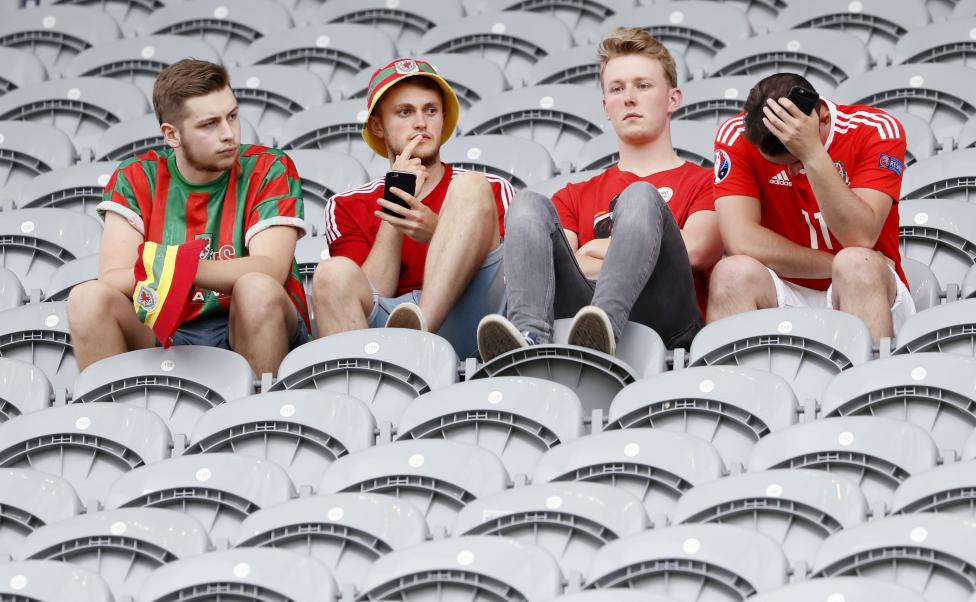 Các fan hâm mộ xứ Wale buồn bã sau thất bại của đội nhà.
