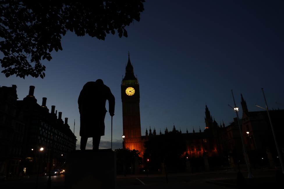Tòa nhà Quốc hội Anh và bức tượng Winston Churchil ở Wesminton bị bao phủ trong màu đen. 