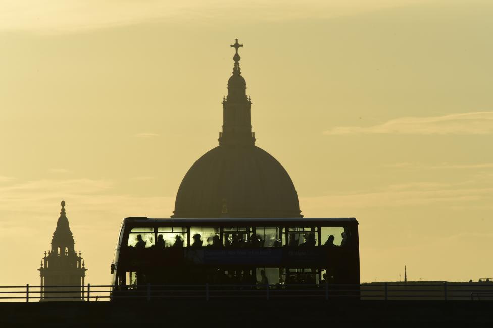 Bóng chiếc xe bus chở khách qua cầu Waterloo (Anh).