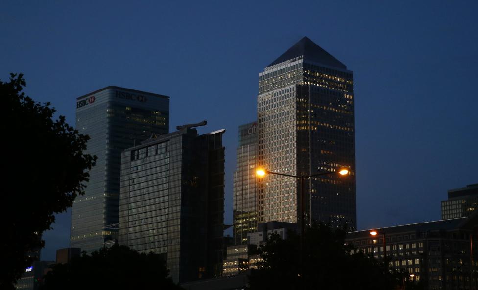 Chút ánh sáng le lói từ văn phòng của Trung tâm tài chính lớn Canary Wharf (Anh).