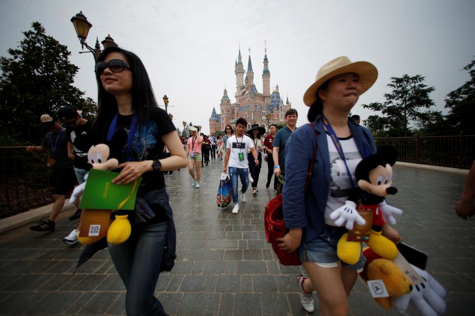 Disneyland ở Thượng Hải không chỉ phải đối mặt với sự cạnh tranh căng thẳng từ các nhà phát triển công viên giải trí ở Trung Quốc mà nó còn cần đảm bảo sức mua của người Trung Quốc đối với các sản phẩm của mình.