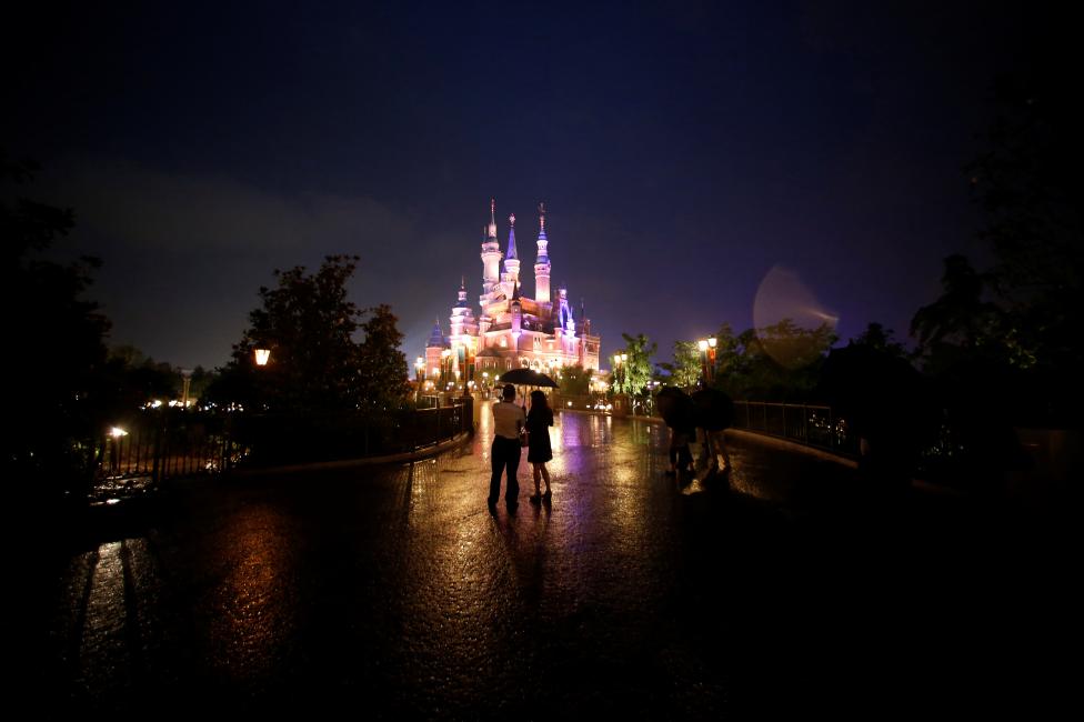 Mọi người thăm thú Disneyland trong chuỗi sự kiện khai trương hoành tráng ở Thượng Hải