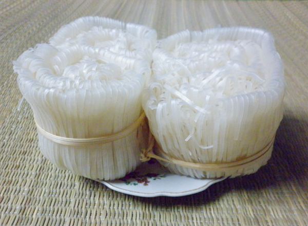 Mỳ Chũ được chế biến từ hạt gạo Bao Thai Hồng trồng trên vùng đất đồi Chũ. Những sợi mỳ dẻo dai, đậm đà có thể làm hài lòng bất cứ thực khách khó tính nào khi thưởng thức.