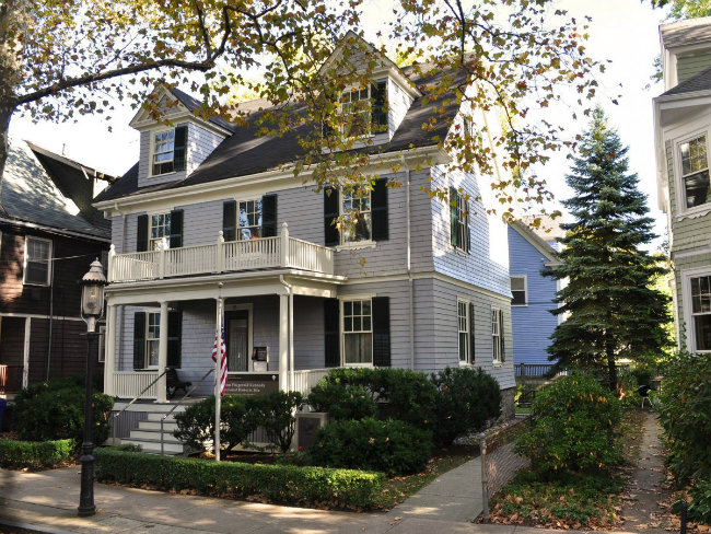 Nếu muốn tìm hiểu về nơi ở của John F. Kennedy, bạn có thể tới thăm ngôi nhà thời thơ ấu của ông tại Brookline, Massachusetts. Cả Kennedy đã được sinh ra trong phòng ngủ ở trên lầu và dành nhiều năm sống tại đây, và cuối cùng họ rời đi vào năm 1920. 